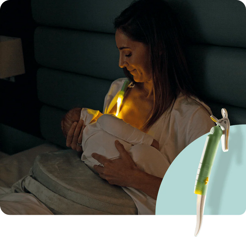 Mãe usando LatchLight durante alimentação noturna